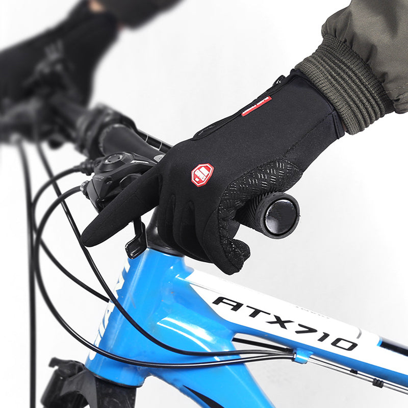 Warm, waterproof fleece gloves with touch-screen ease perfect for smooth, comfortable rides in the cold.
